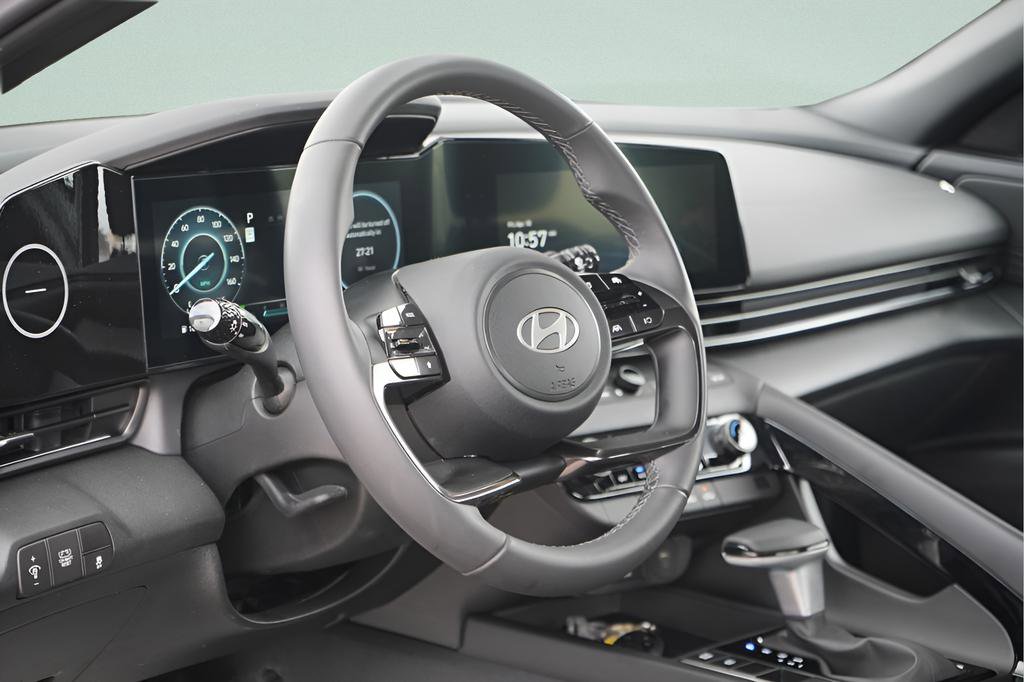 Certified 2025 Hyundai Elantra SEL FWD image 23