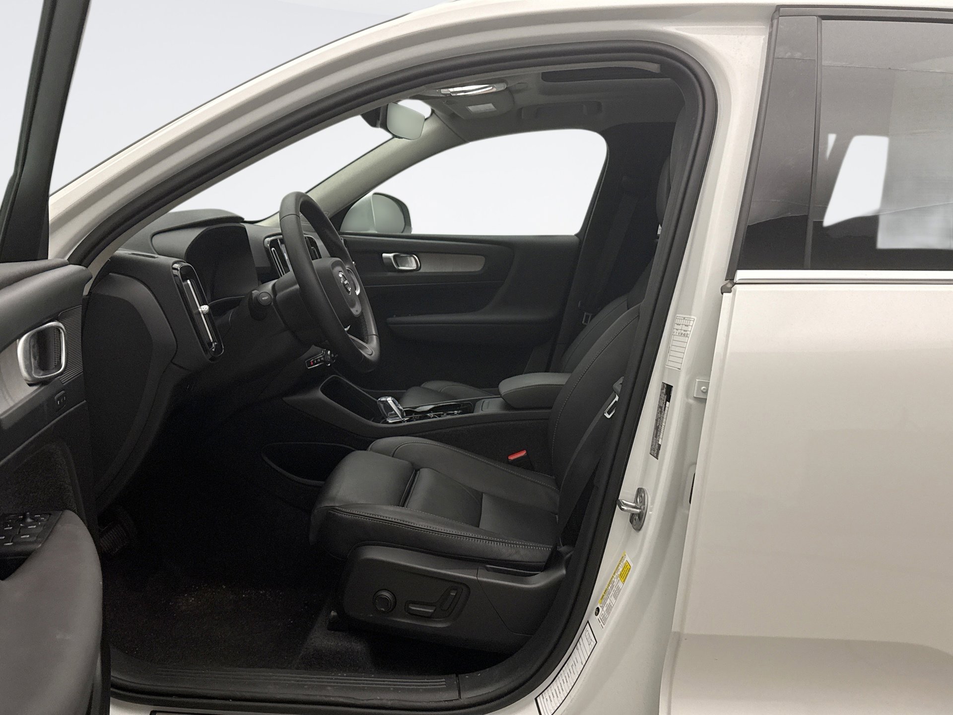 Used 2025 Volvo XC40 B5 Plus AWD/4WD image 8