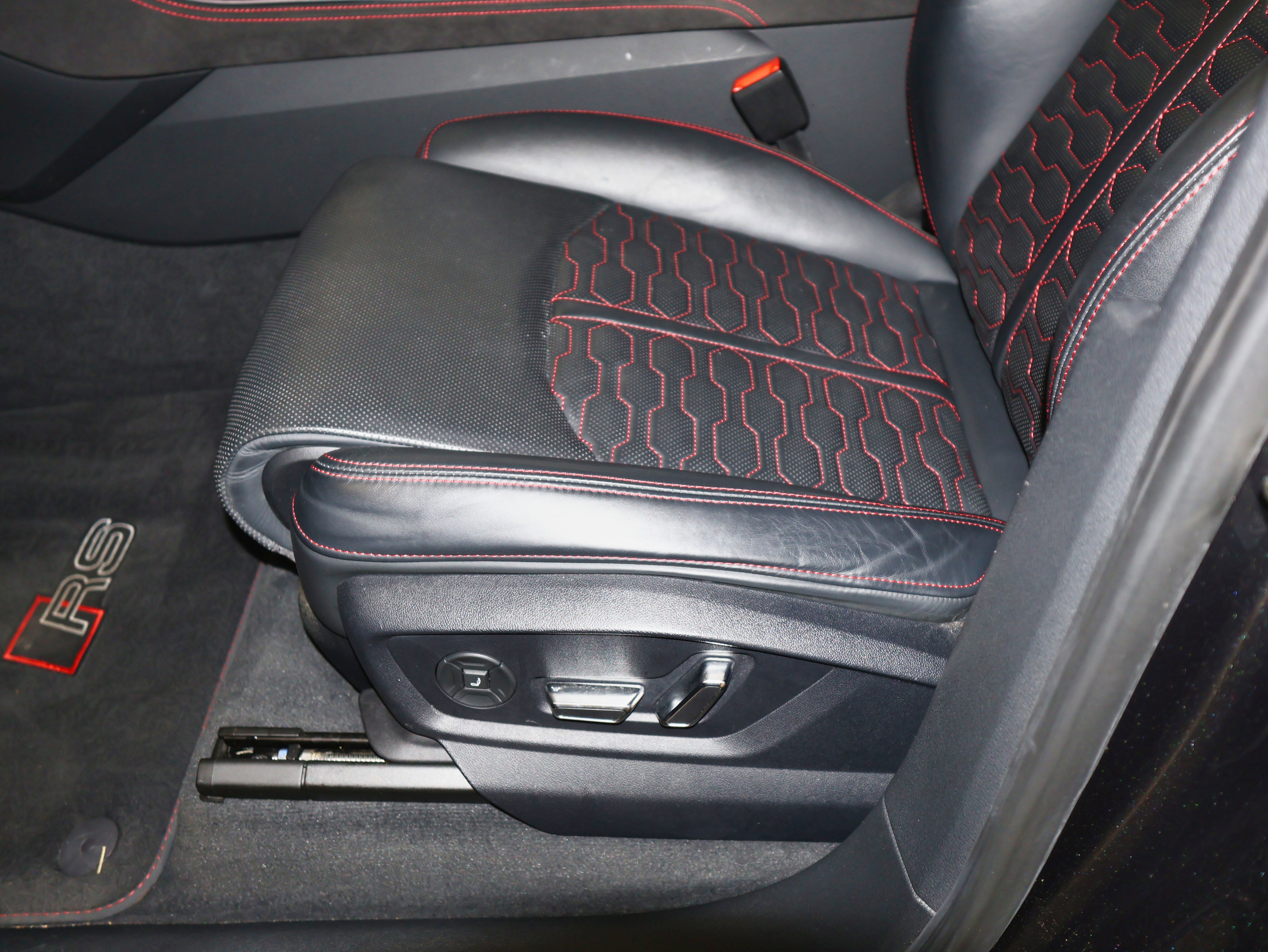 Used 2022 Audi RS Q8 w/ Black Optic Package image 24