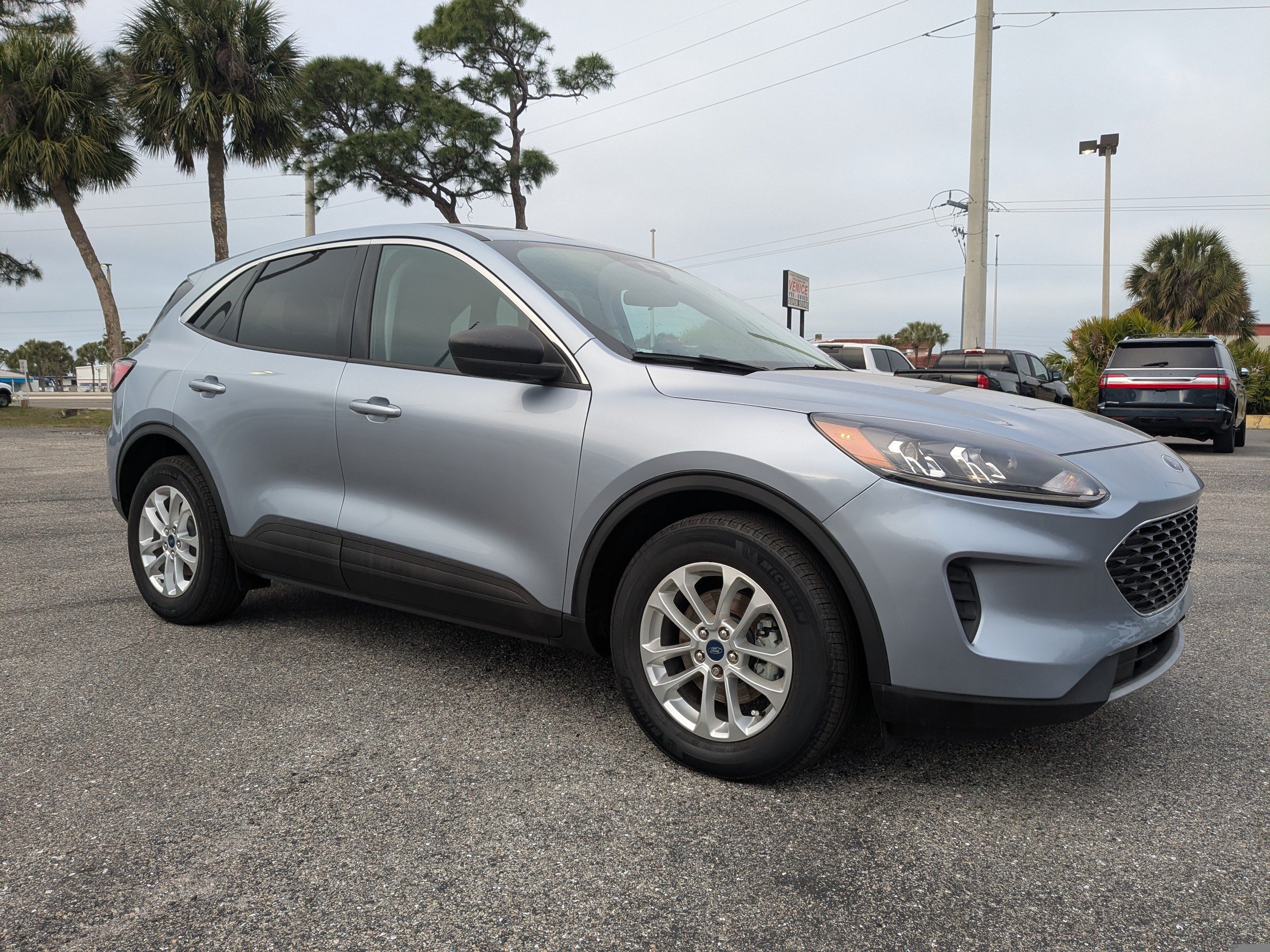 Used 2022 Ford Escape SE FWD image 2