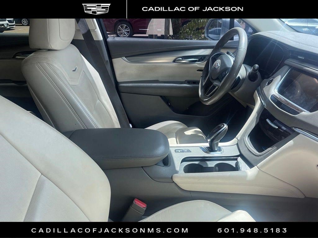 Used 2017 Cadillac XT5 Premium Luxury w/ Driver Assist Package FWD image 2