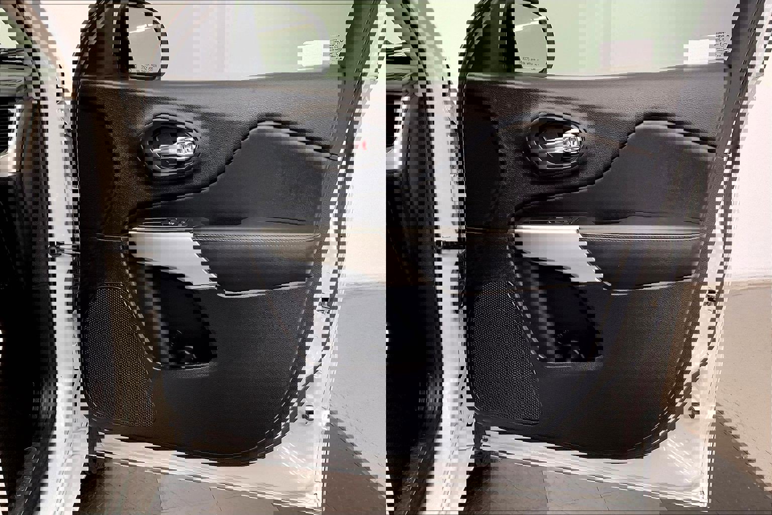 Used 2017 Jeep Cherokee Overland w/ Technology Group image 26