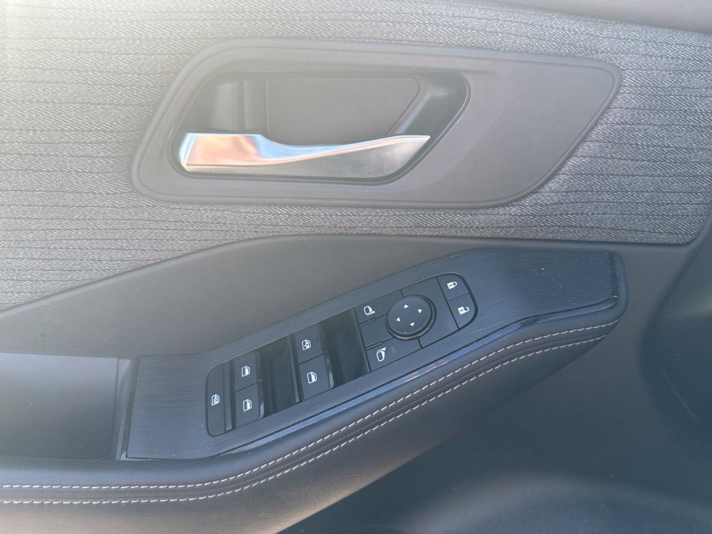 Used 2023 Nissan Rogue SV FWD image 15
