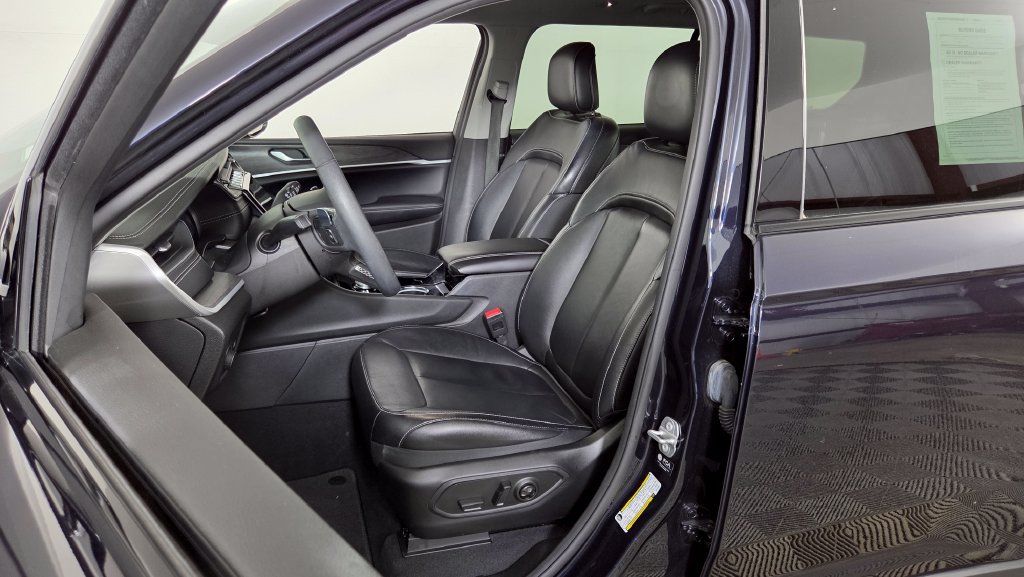 Used 2023 Jeep Grand Cherokee L Limited AWD/4WD image 17