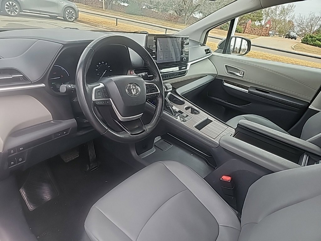 Used 2024 Toyota Sienna XLE image 6