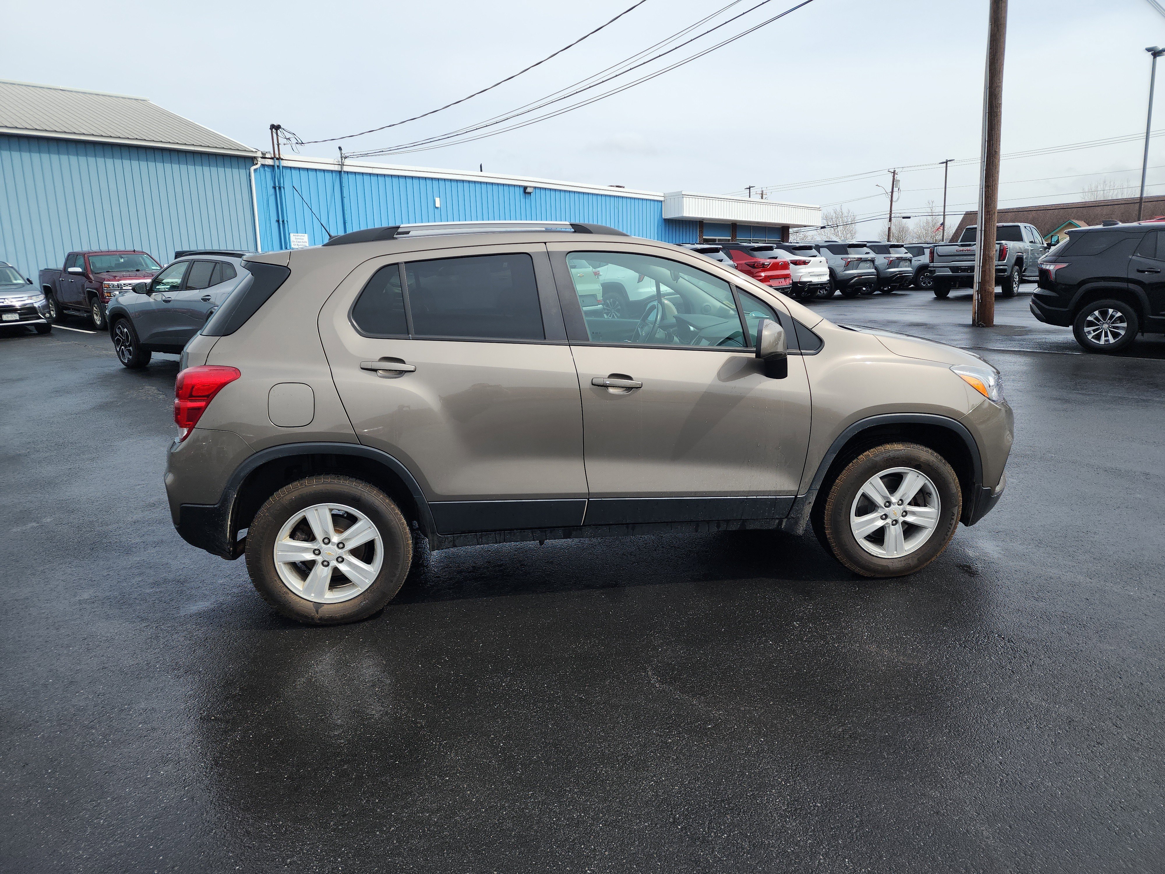 Used 2021 Chevrolet Trax LT w/ LT Convenience Package image 9