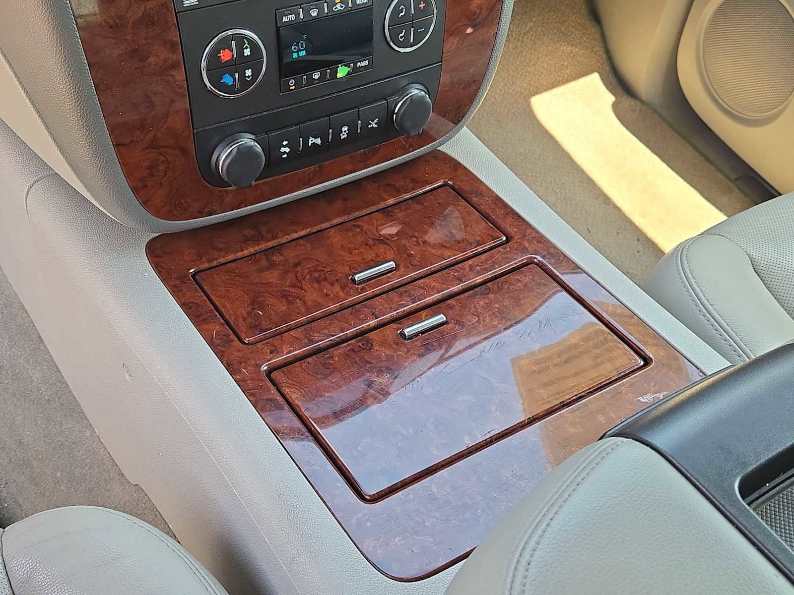 Used 2014 Chevrolet Tahoe LTZ RWD image 28