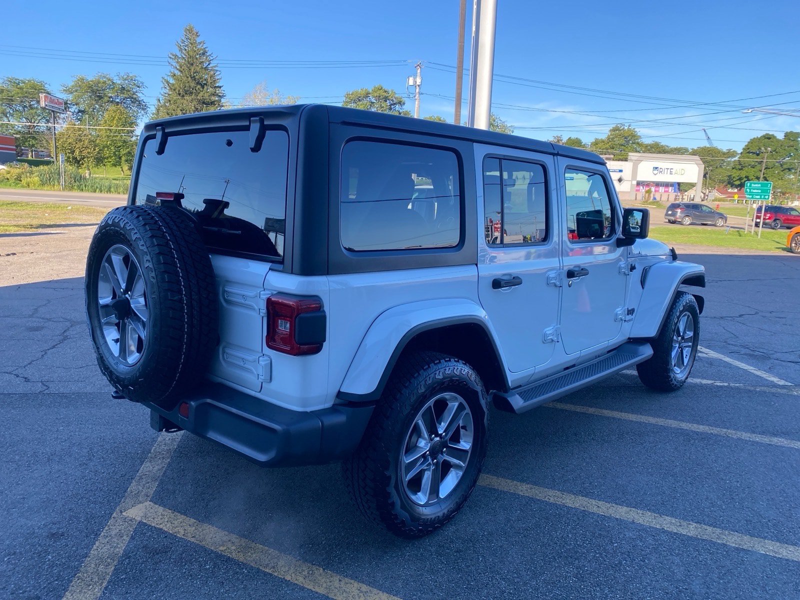 Used 2020 Jeep Wrangler Unlimited Sahara AWD/4WD image 6