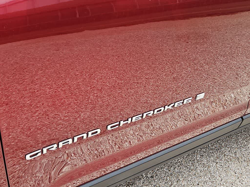 Used 2024 Jeep Grand Cherokee Laredo RWD image 11