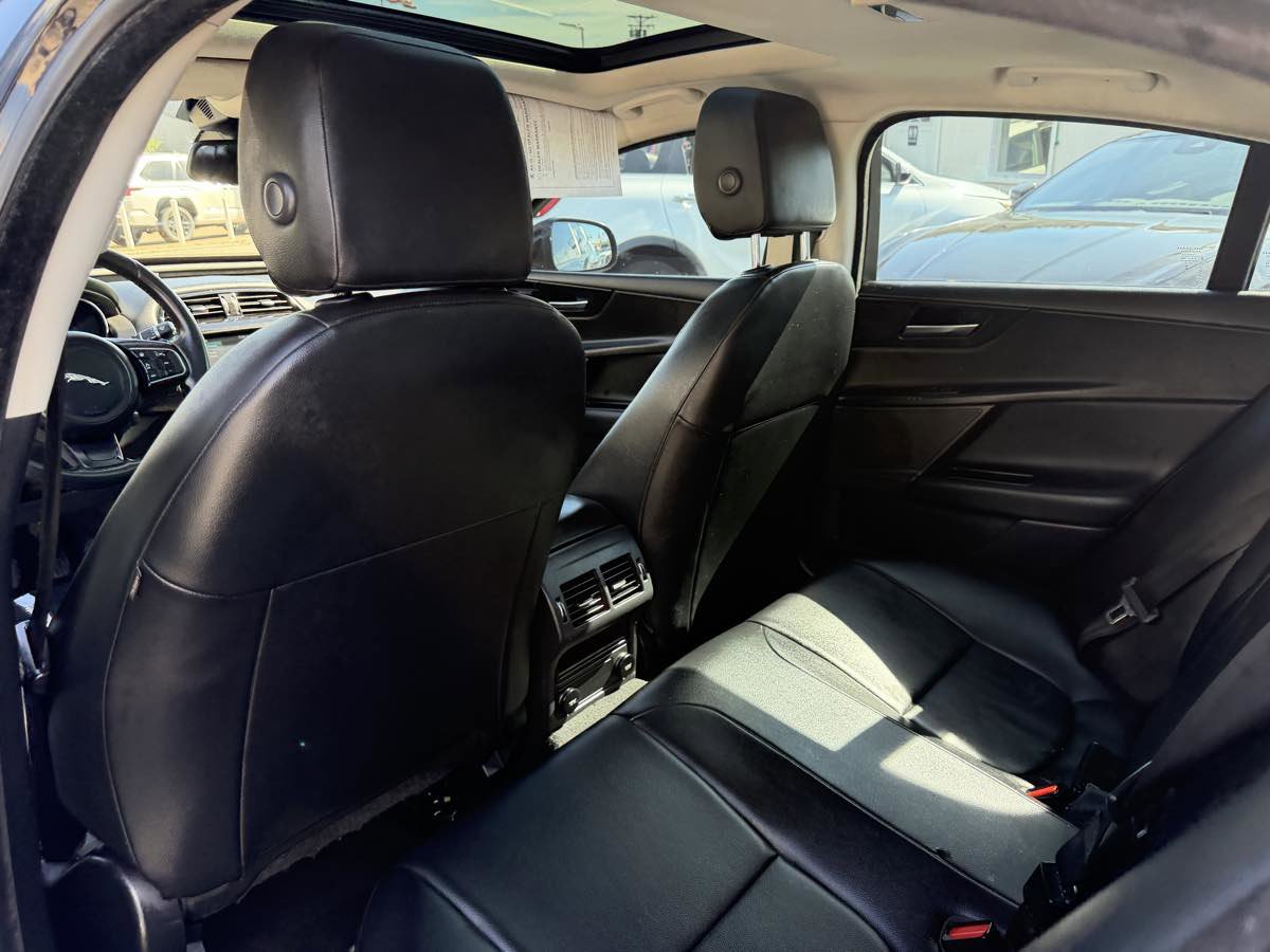 Used 2017 Jaguar XE Premium image 16