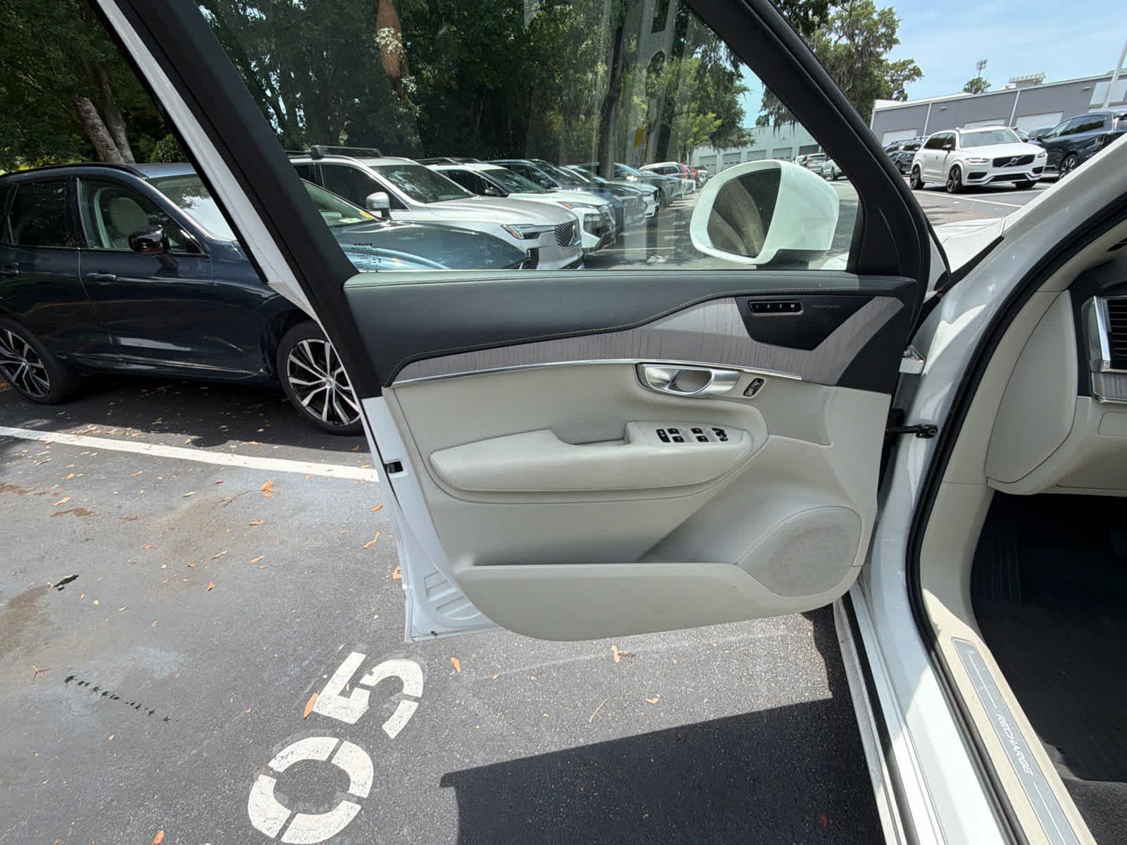 Used 2024 Volvo XC90 T8 Ultimate w/ Protection Package Premier AWD/4WD image 25