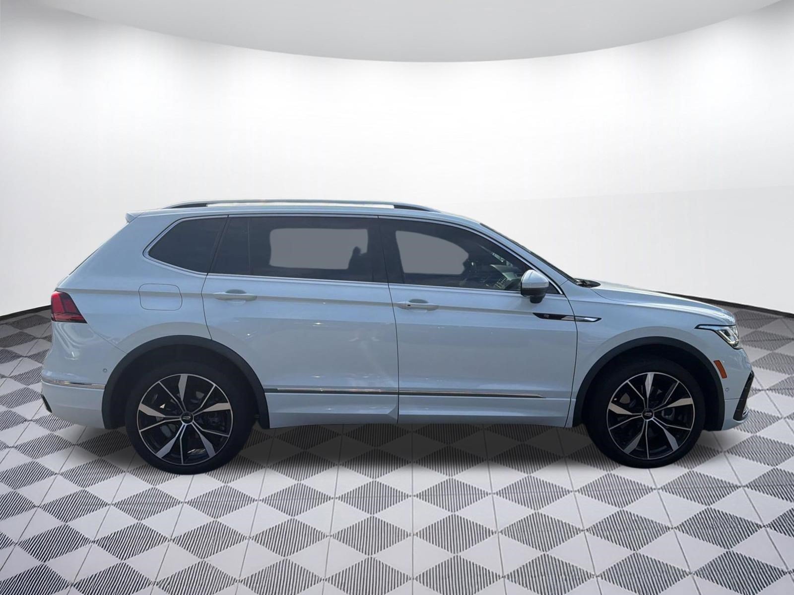Used 2024 Volkswagen Tiguan SEL R-Line AWD/4WD image 8