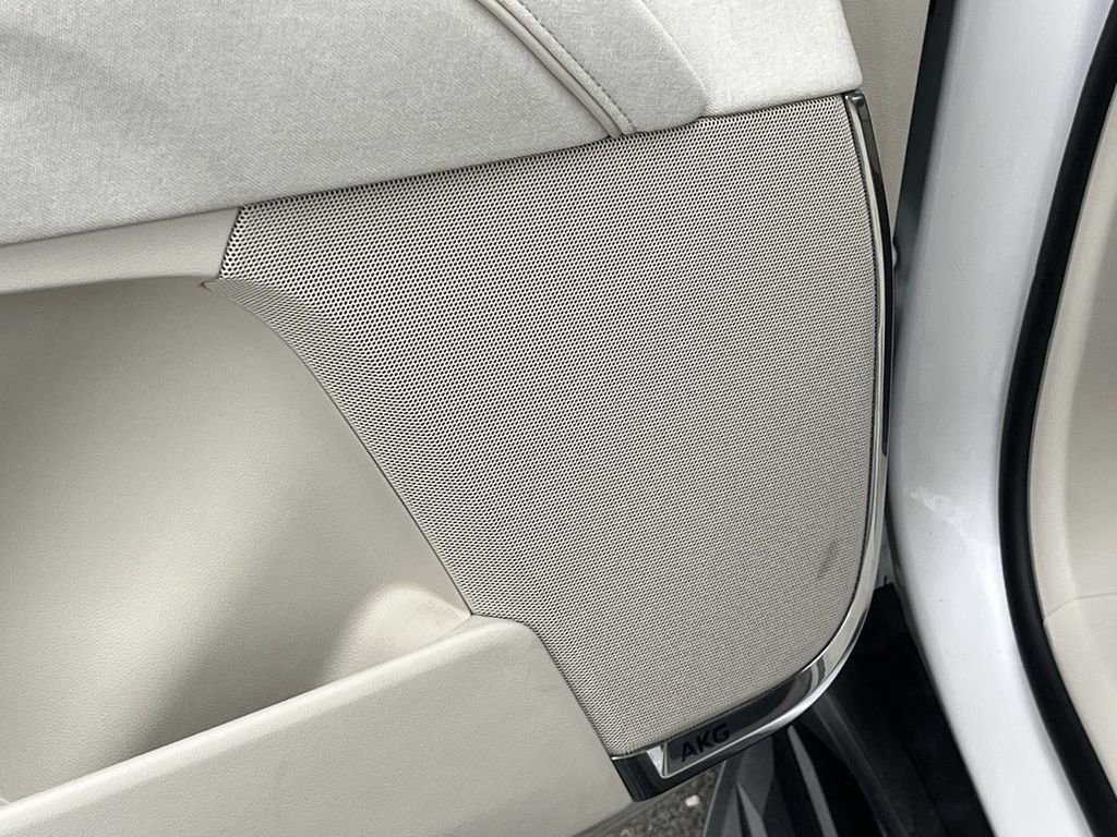 Used 2022 Cadillac Escalade ESV Premium Luxury Platinum w/ Heavy-Duty Trailer Package image 17