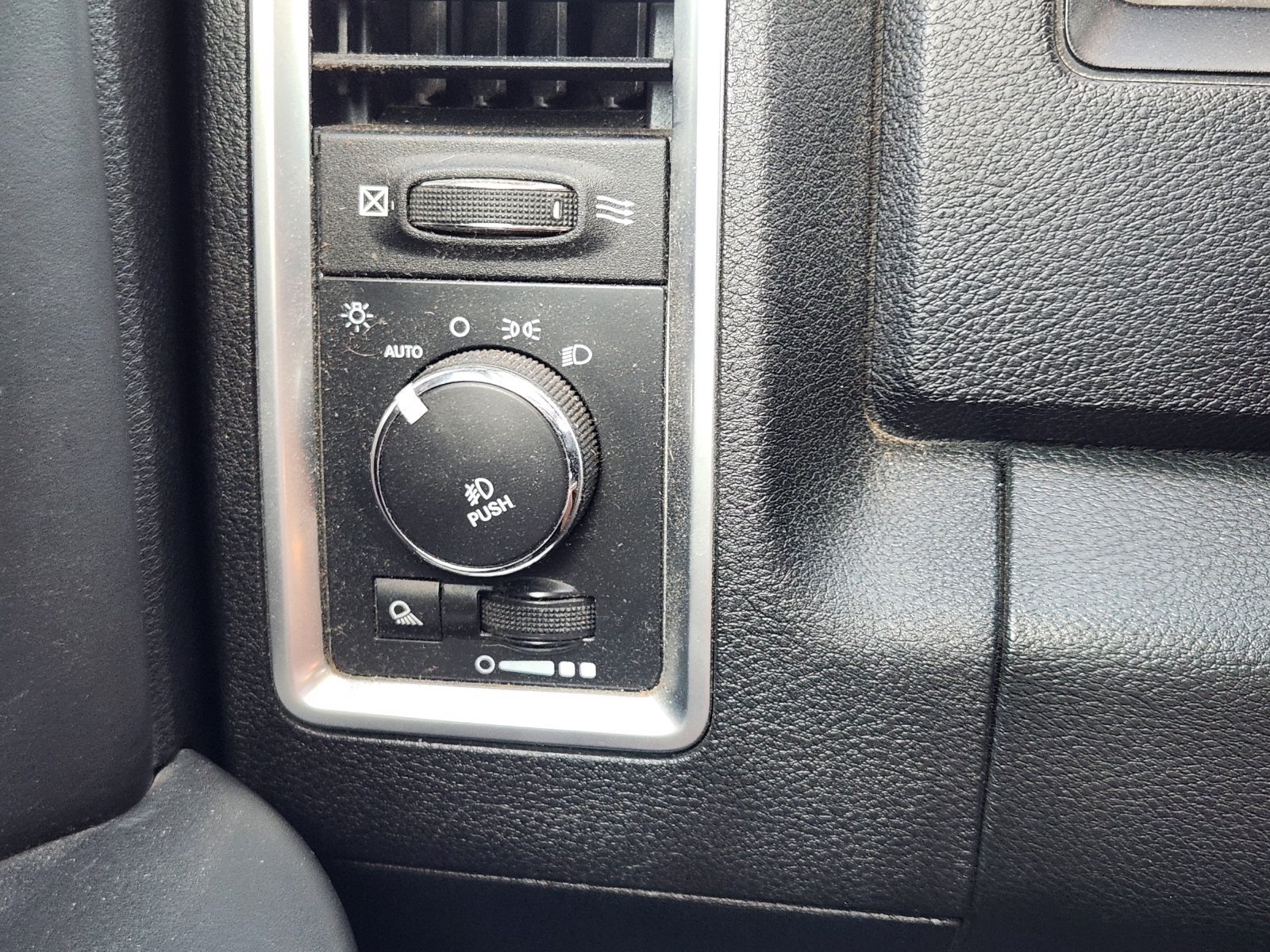 Used 2015 RAM 2500 Limited AWD/4WD image 27
