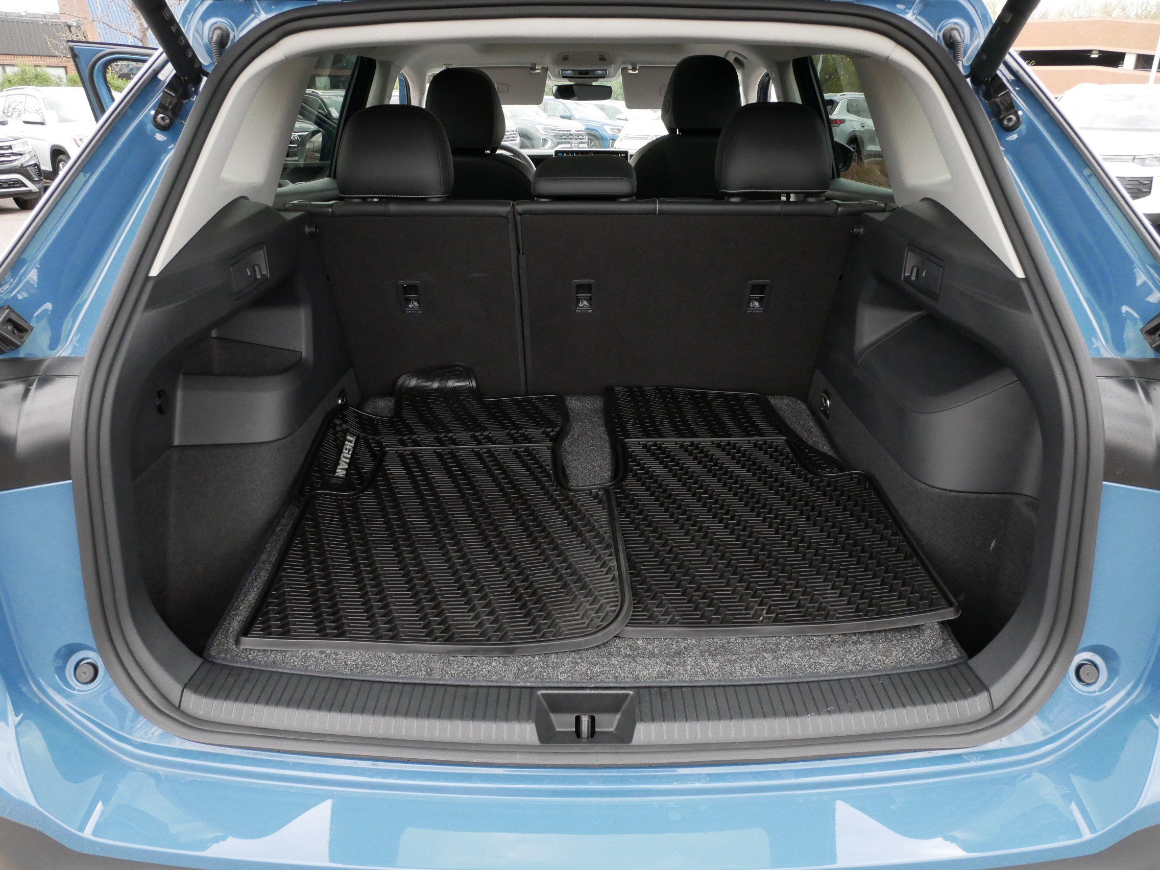 Certified 2025 Volkswagen Tiguan SE w/ Panoramic Sunroof Package AWD/4WD image 18