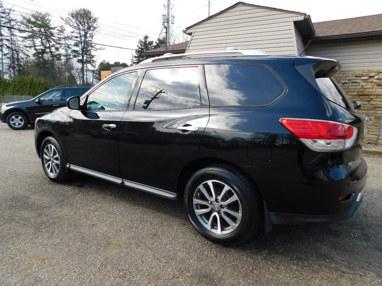 Used 2013 Nissan Pathfinder SV w/ Trailer Tow Pkg AWD/4WD image 7
