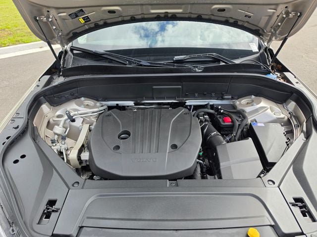 Used 2024 Volvo XC90 B5 Plus AWD/4WD image 17