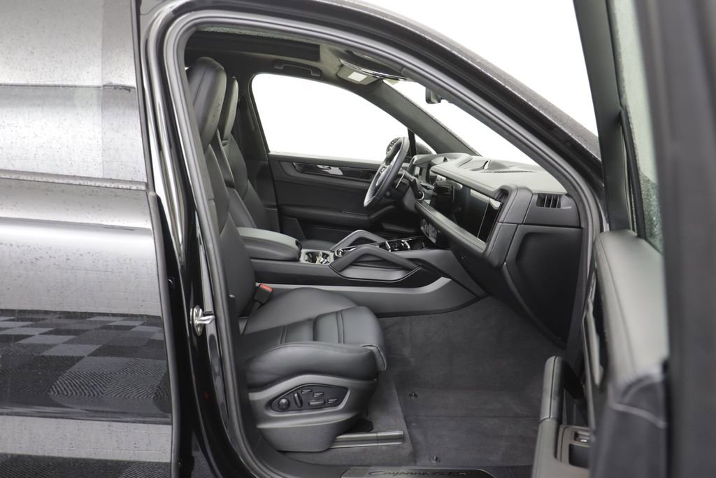 Used 2025 Porsche Cayenne GTS AWD/4WD image 20