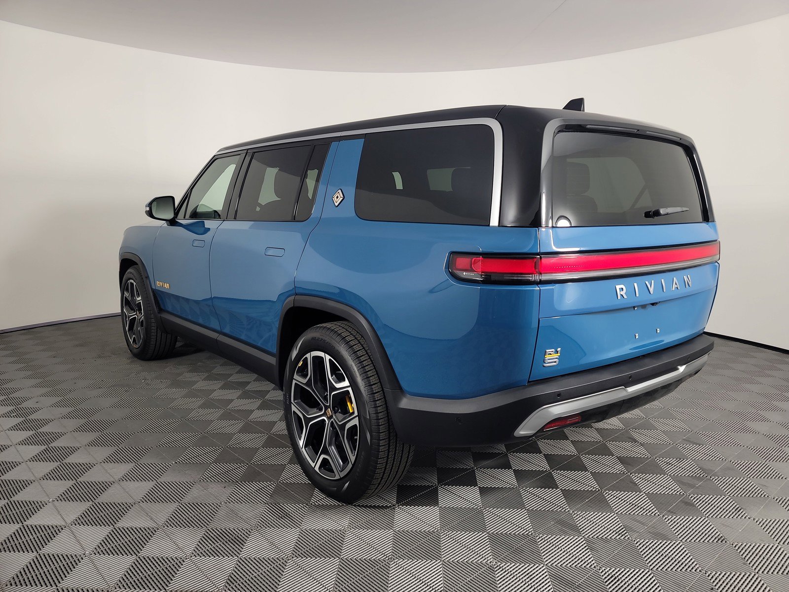 Used 2023 Rivian R1S Adventure AWD/4WD image 3