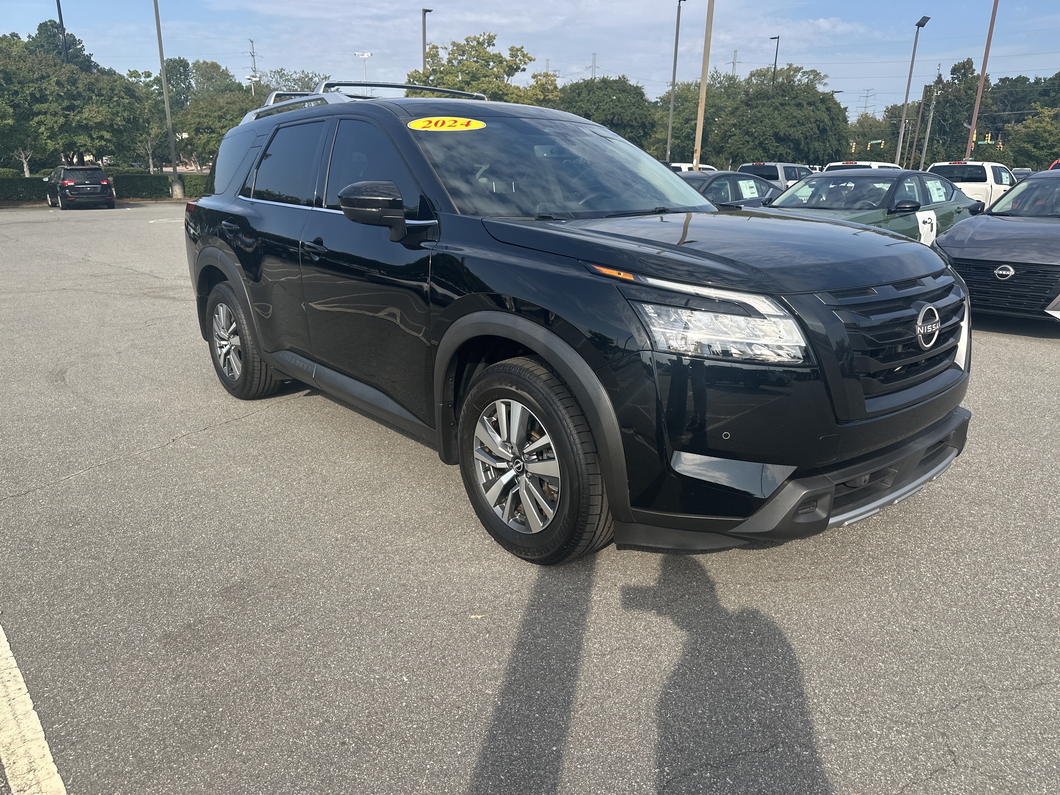 Certified 2024 Nissan Pathfinder SL w/ Black Appearance Package FWD image 3