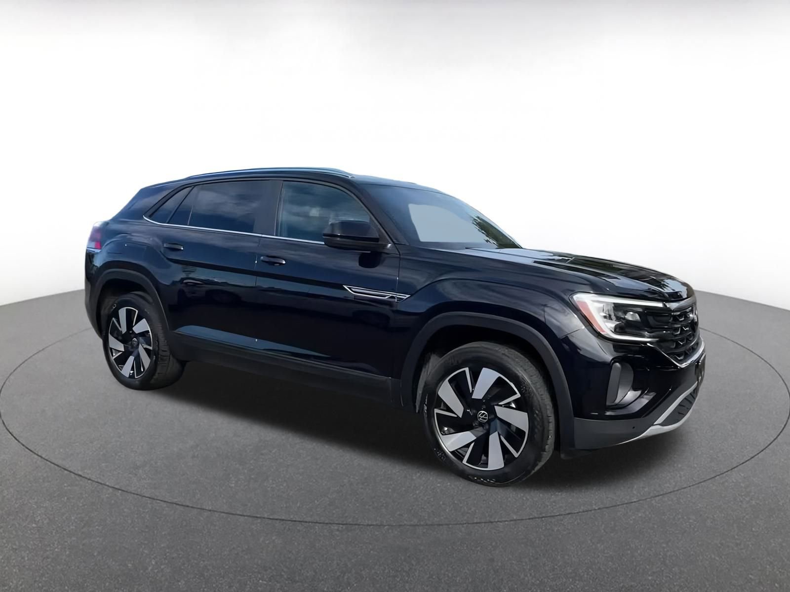 Used 2025 Volkswagen Atlas Cross Sport SE image 2