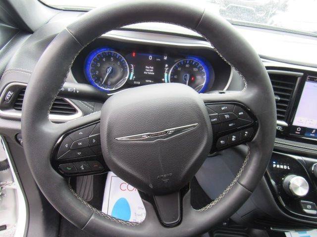 Used 2023 Chrysler Pacifica Touring FWD image 16
