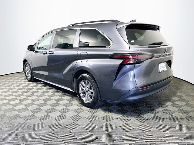 Certified 2025 Toyota Sienna XLE FWD image 6