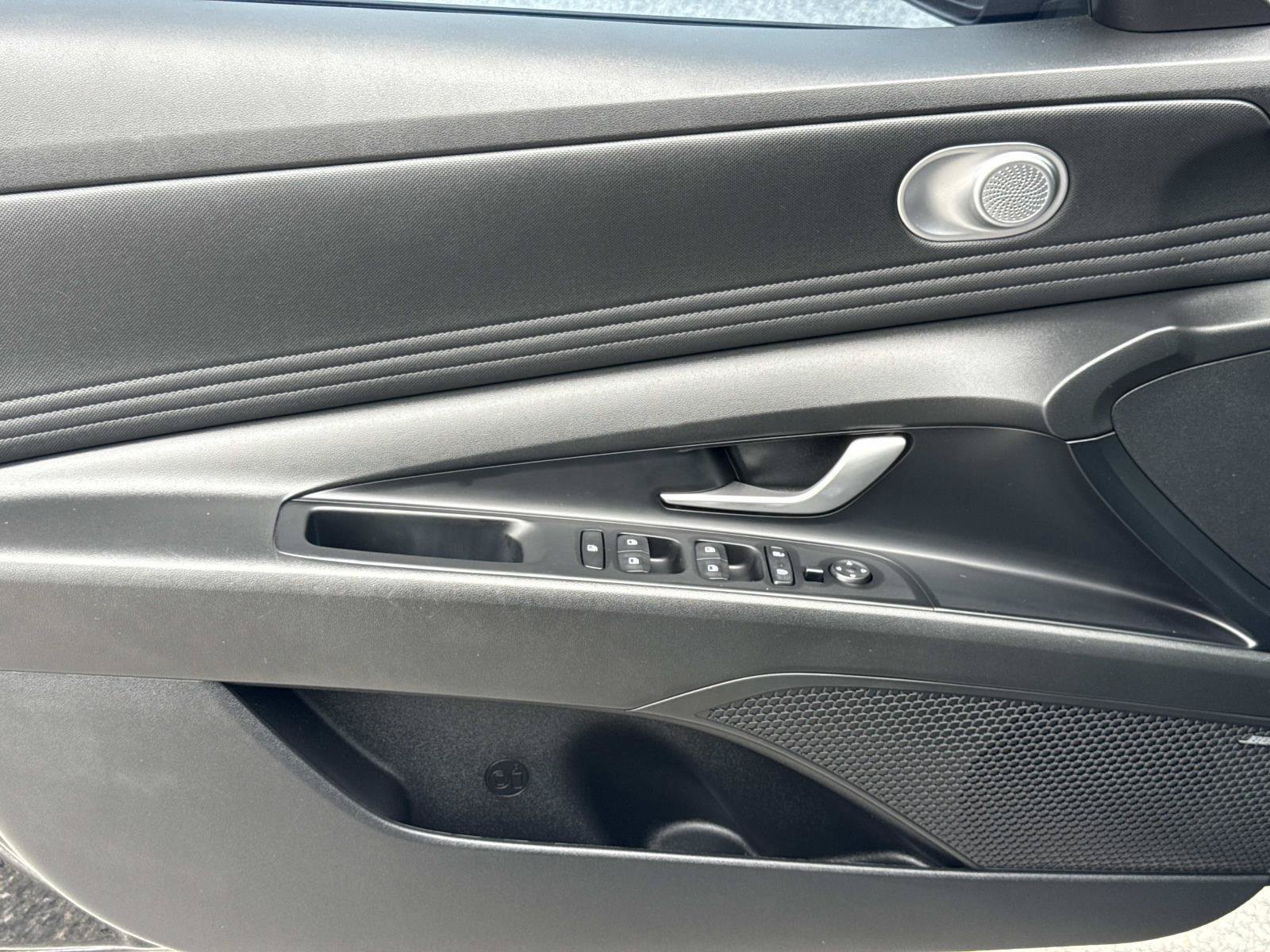 Certified 2022 Hyundai Elantra Limited FWD image 18
