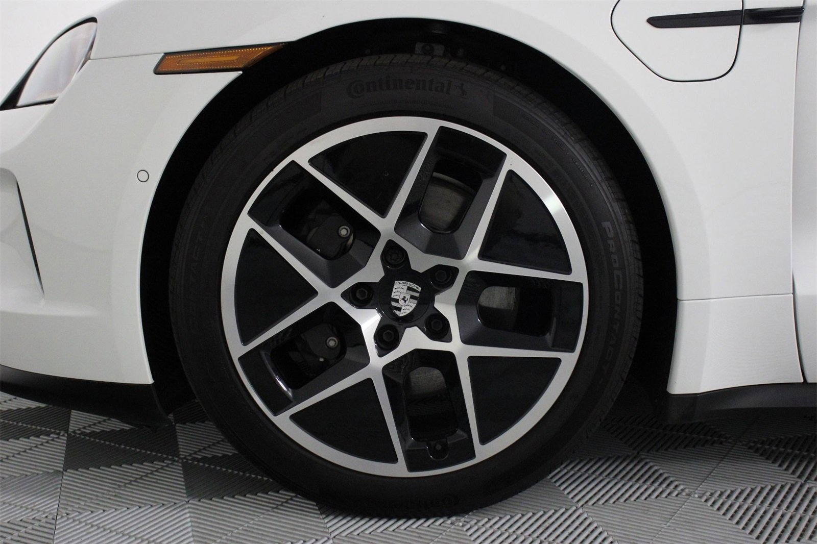 Used 2025 Porsche Taycan image 28