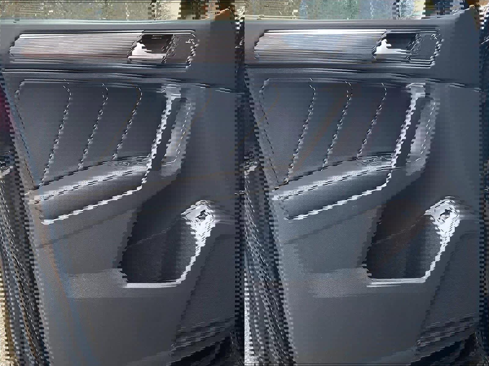 Used 2022 Volkswagen Tiguan SEL R-Line image 9