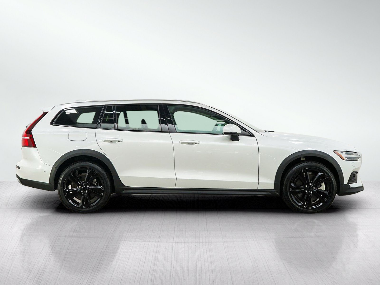 Used 2025 Volvo V60 B5 Cross Country Plus AWD/4WD image 6