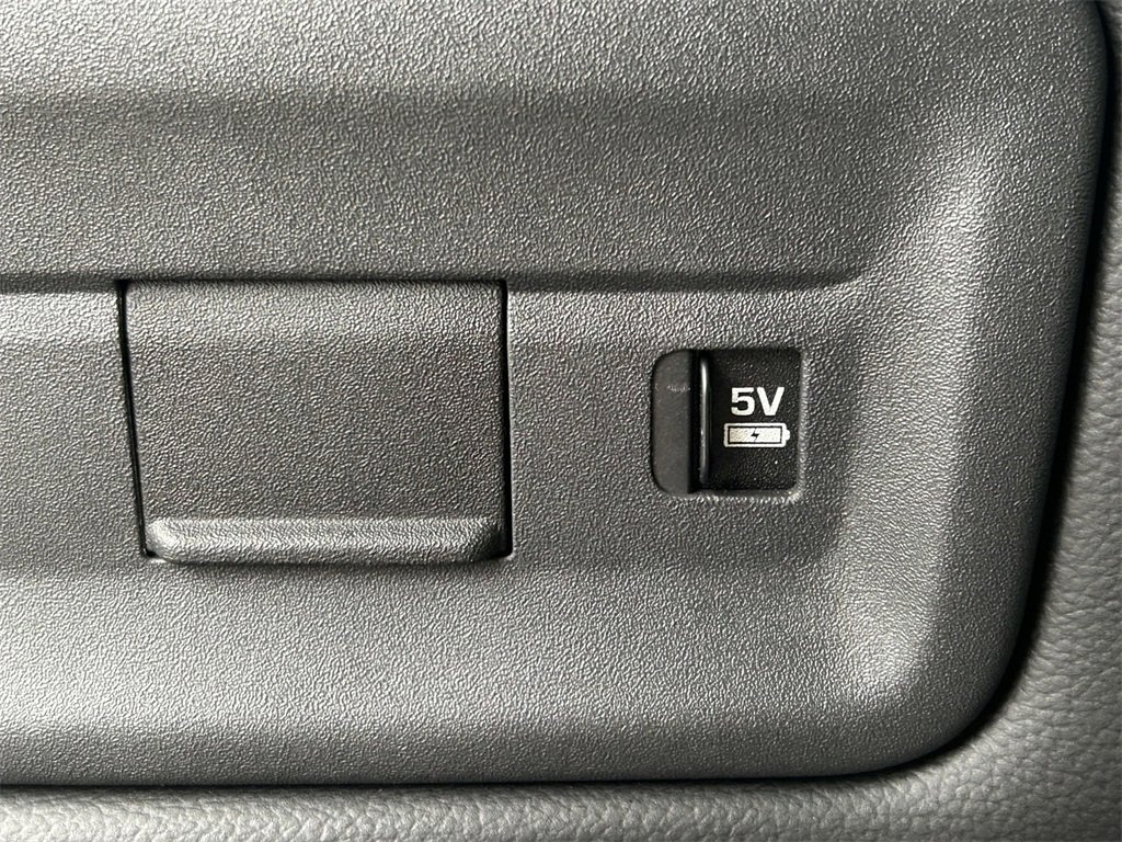 Used 2024 Land Rover Discovery S image 24