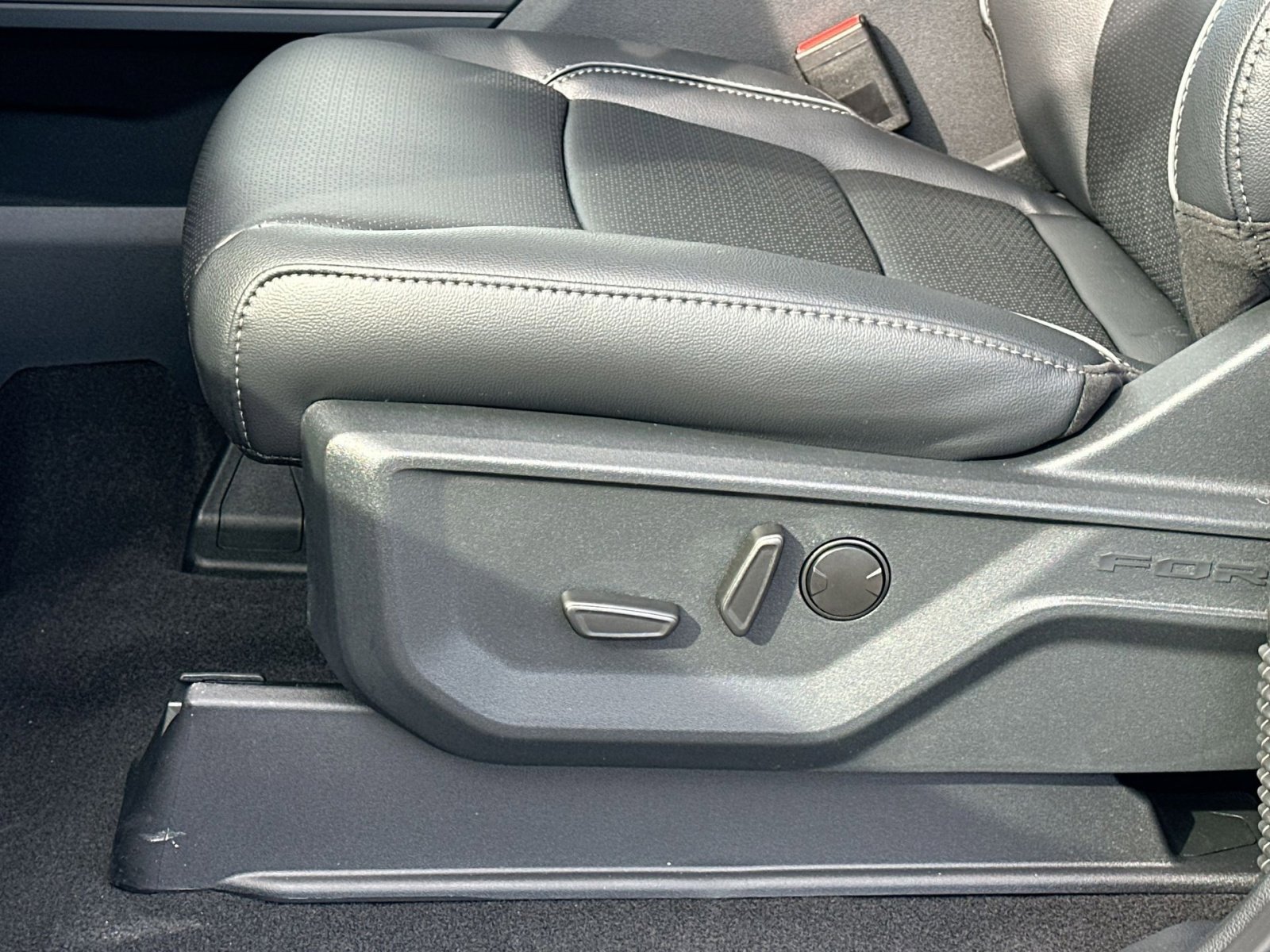 New 2026 Ford F150 Lariat w/ Equipment Group 501A Mid image 14