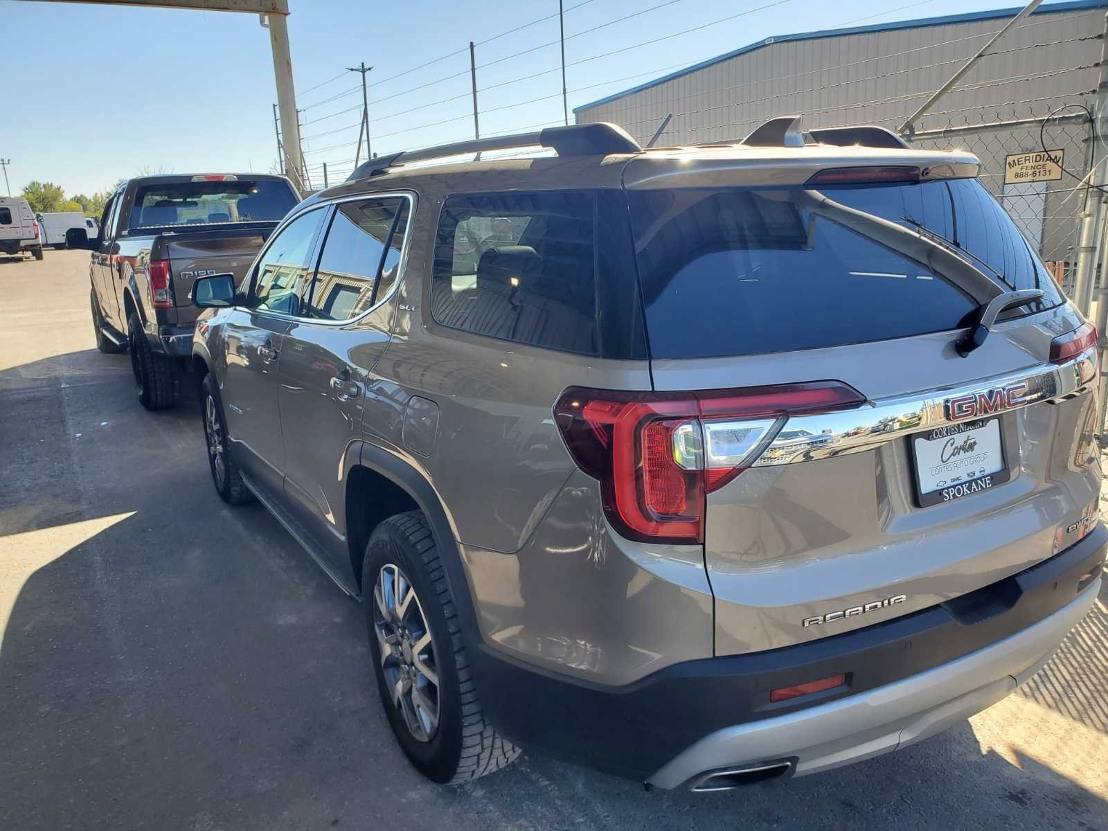 Used 2023 GMC Acadia SLT w/ Preferred Package image 3