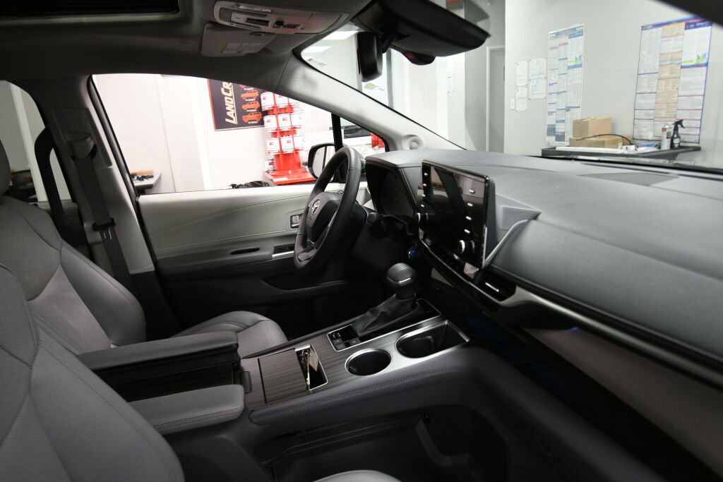 Used 2024 Toyota Sienna Limited image 31