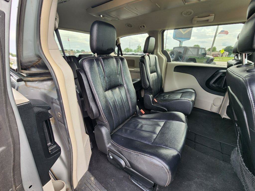 Used 2014 Chrysler Town & Country Touring FWD image 19