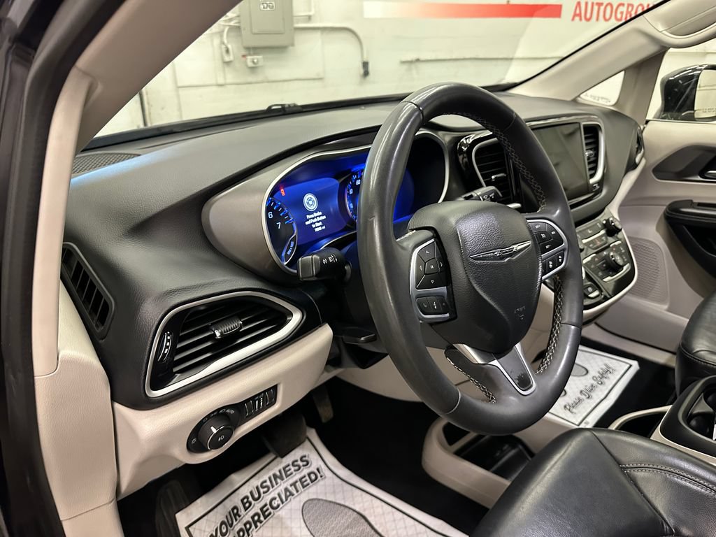 Certified 2022 Chrysler Pacifica Touring-L FWD image 21