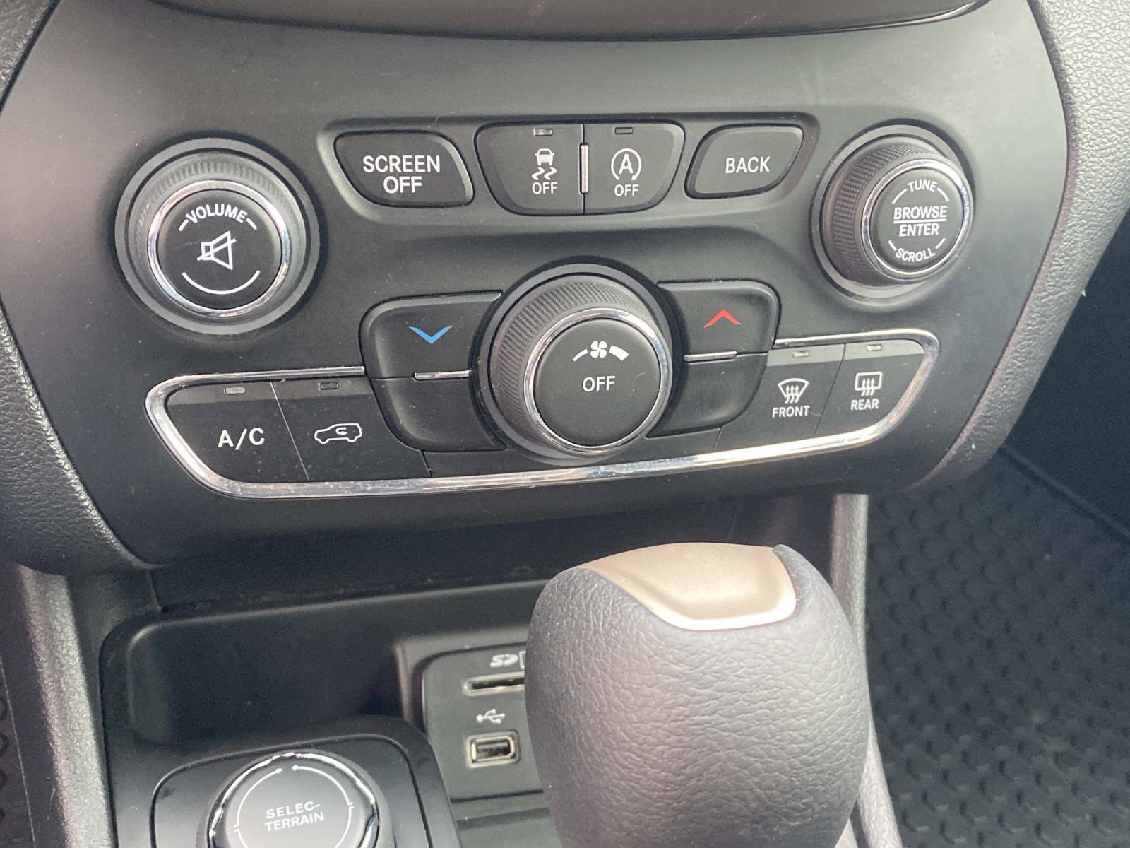 Used 2017 Jeep Cherokee Latitude w/ Safety/Convenience Group image 20