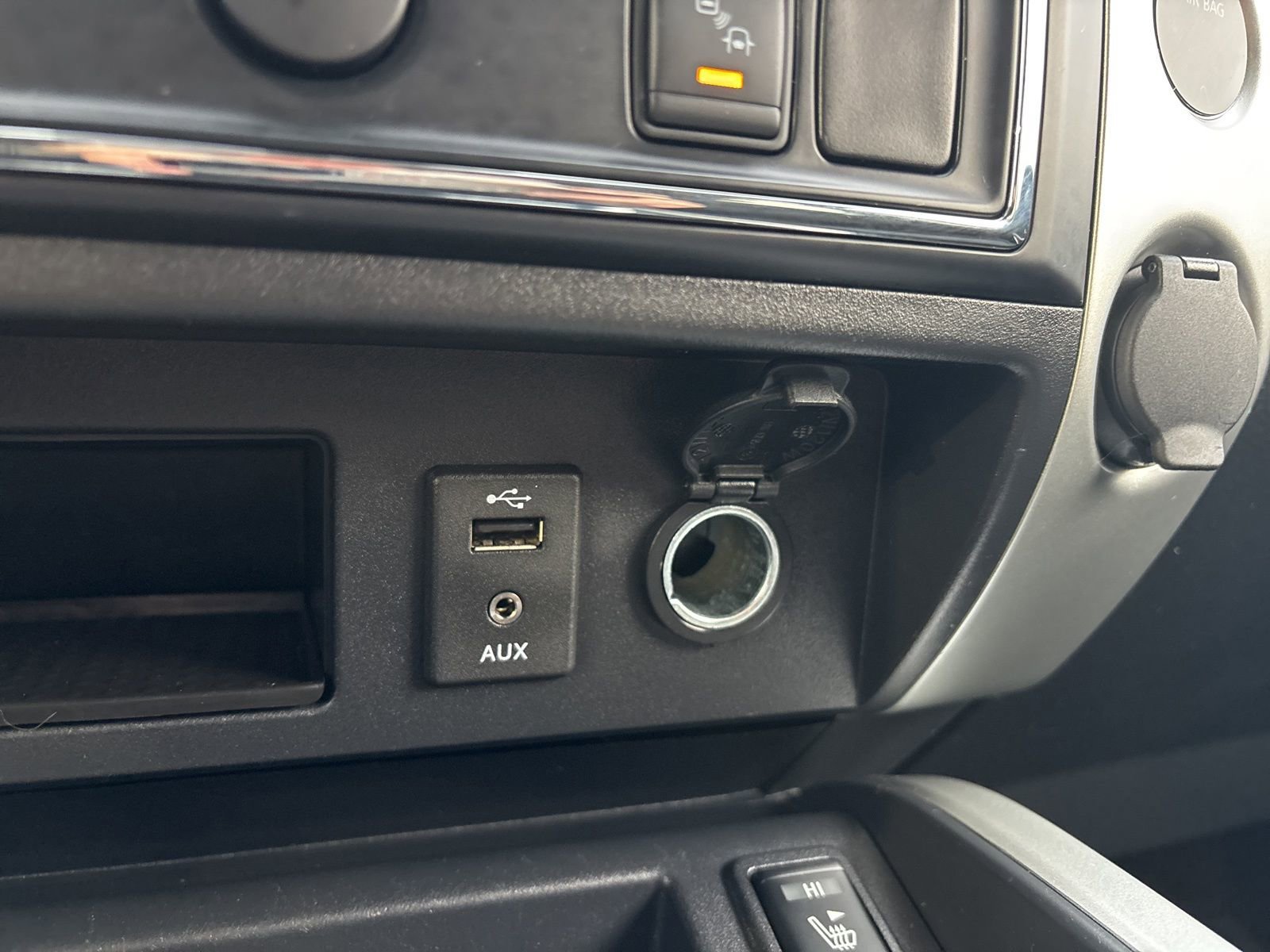 Used 2018 Nissan Titan SV w/ SV Convenience Package AWD/4WD image 23