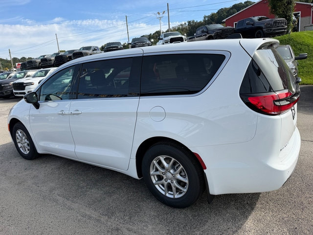 New 2027 Chrysler Pacifica Select FWD image 3