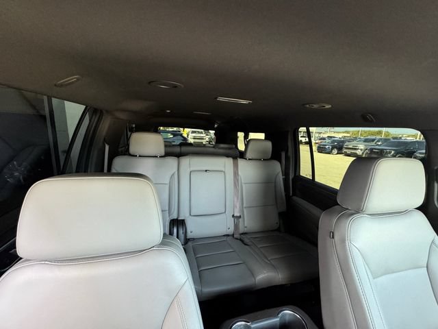 Used 2024 Chevrolet Suburban Z71 w/ Luxury Package AWD/4WD image 32