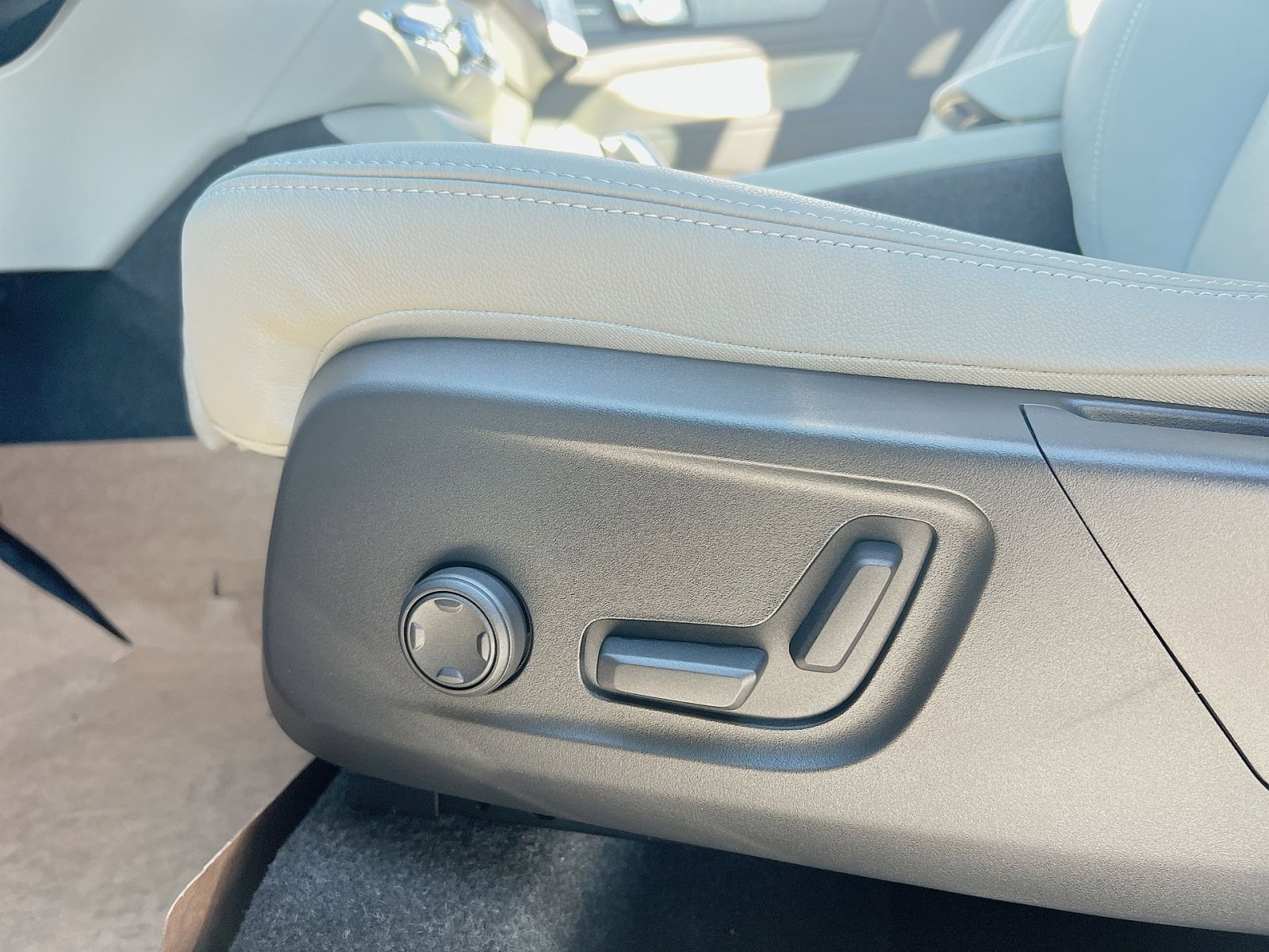 New 2026 Volvo XC40 B4 Plus w/ Protection Package Premier image 14