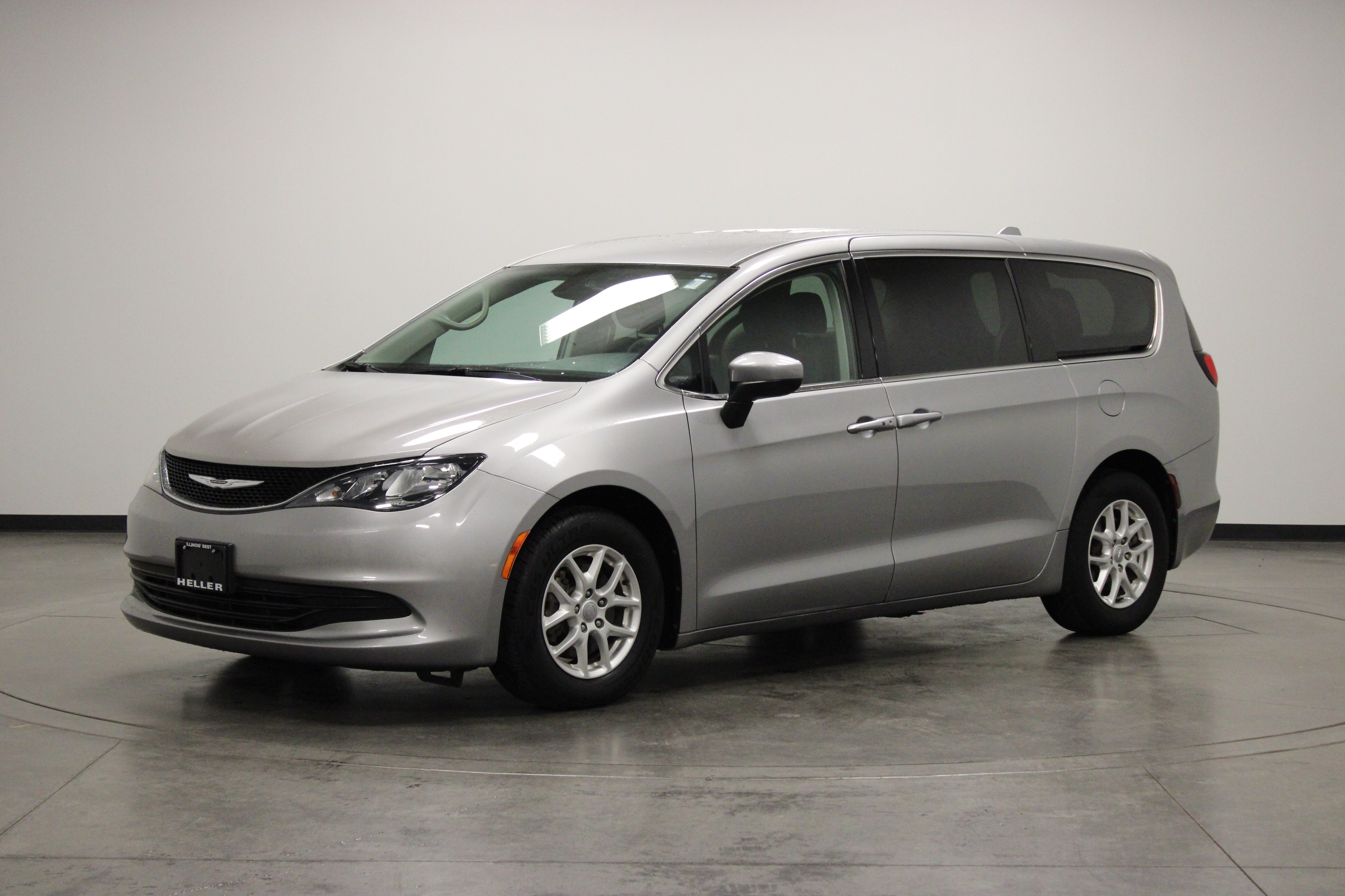 Used 2017 Chrysler Pacifica LX FWD image 4