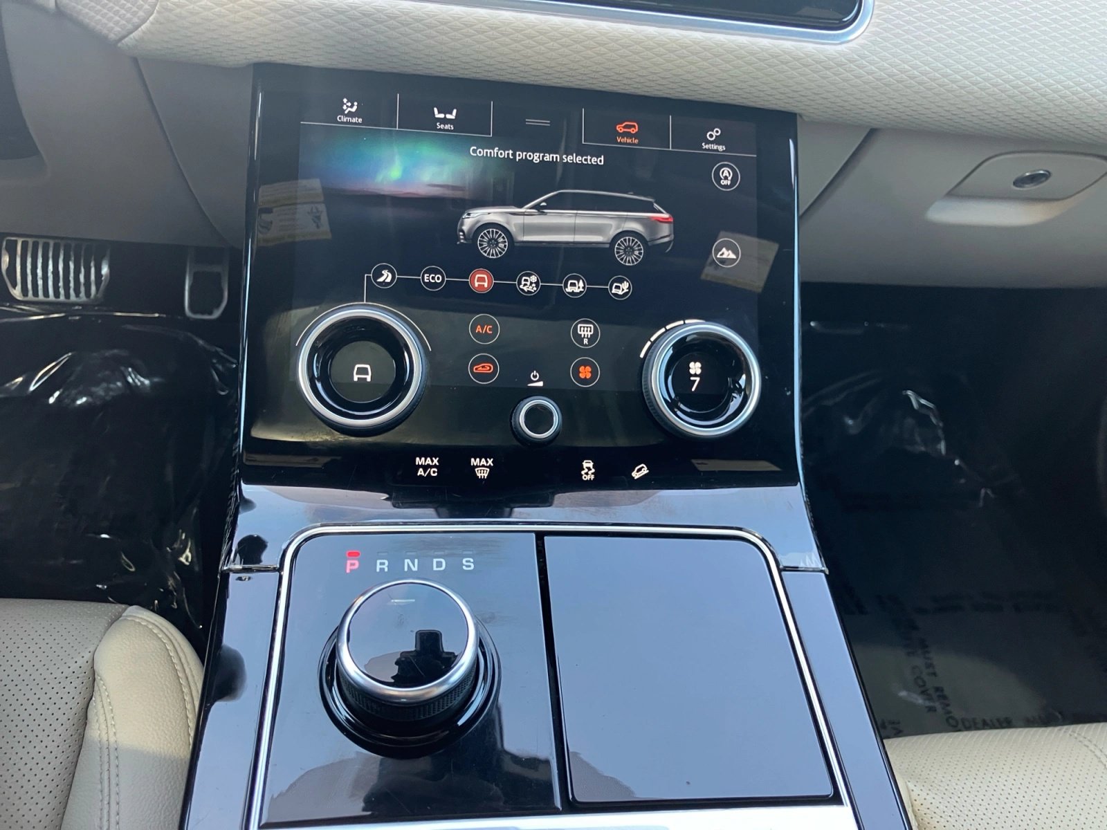 Used 2018 Land Rover Range Rover Velar R-Dynamic SE AWD/4WD image 18