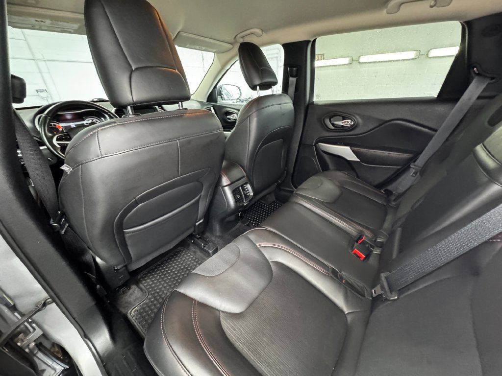 Used 2018 Jeep Cherokee Trailhawk w/ Comfort & Convenience Group AWD/4WD image 23