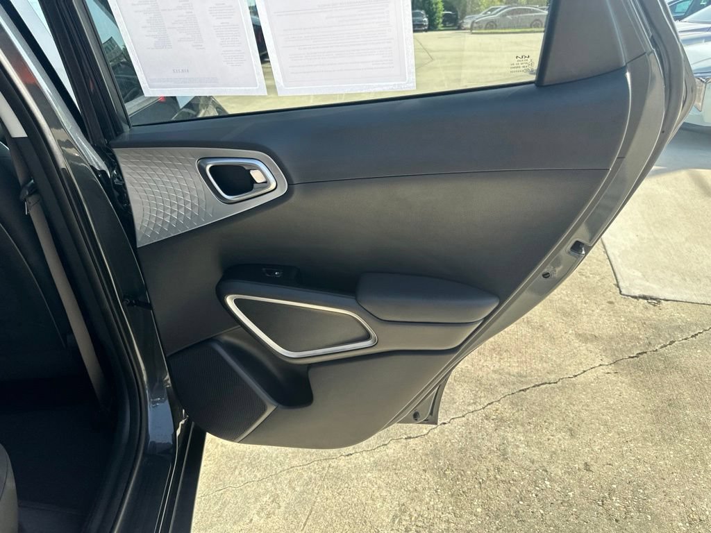 Used 2025 Kia Soul LX w/ LX Technology Package FWD image 31