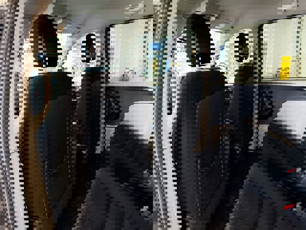 Used 2015 Dodge Grand Caravan SXT w/ UConnect Hands-Free Group image 19