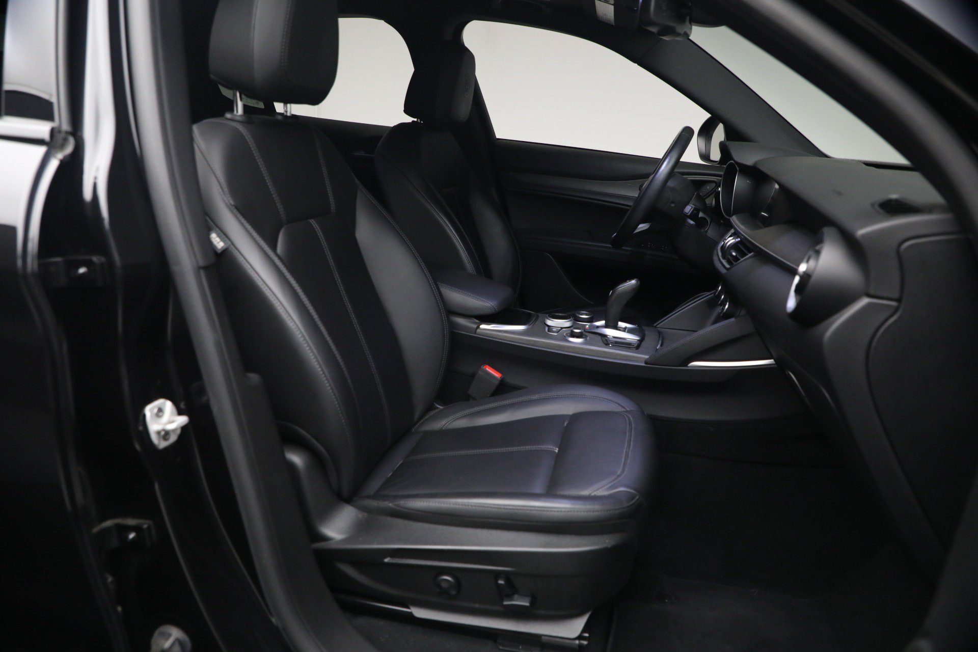 Used 2022 Alfa Romeo Stelvio Ti AWD/4WD image 17