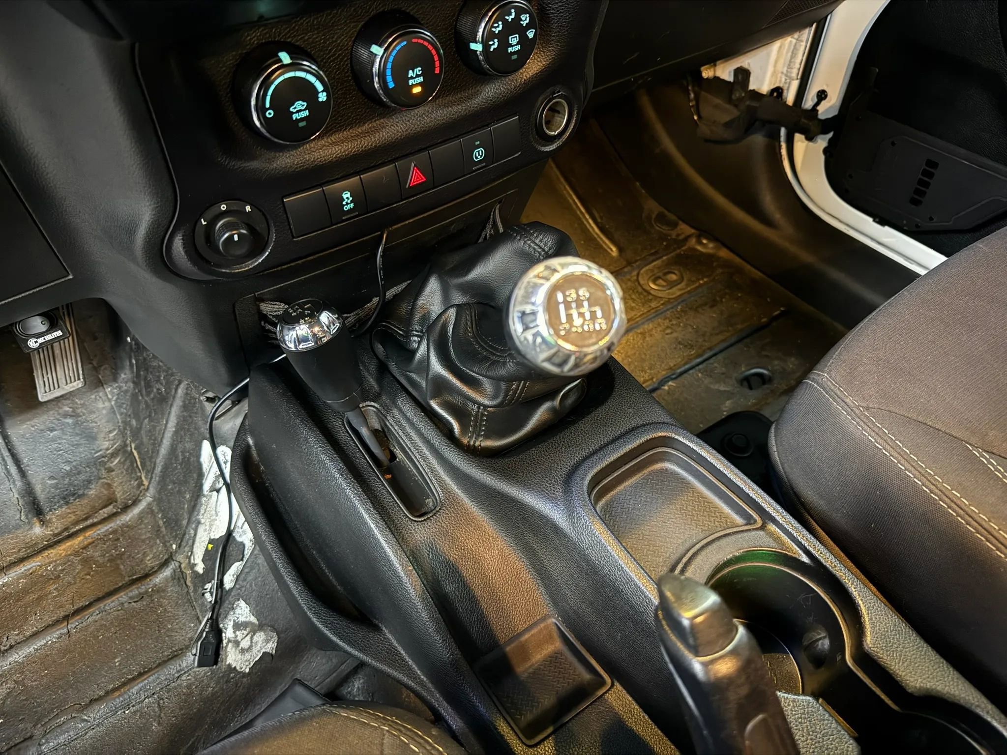 Used 2015 Jeep Wrangler Unlimited Rubicon image 24
