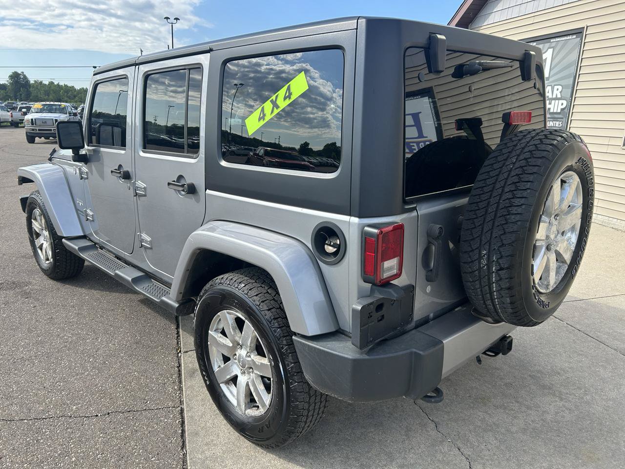 Used 2017 Jeep Wrangler Unlimited Sahara w/ Dual Top Group AWD/4WD image 9